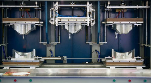 服飾研發(fā)紀(jì)實 服裝廠生產(chǎn)車間的經(jīng)濟(jì)圖景